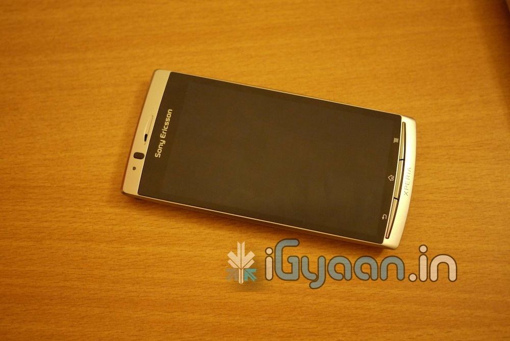 iG Tech : Sony Ericsson Xperia Arc Hands On. feat: iPhone 4: Update with Video