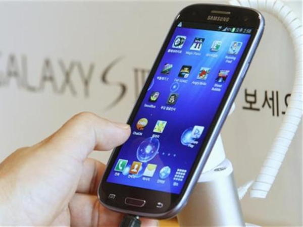 A man tries Samsung Electronics' new Galaxy S III smartphone that is on display at a store in Seoul
