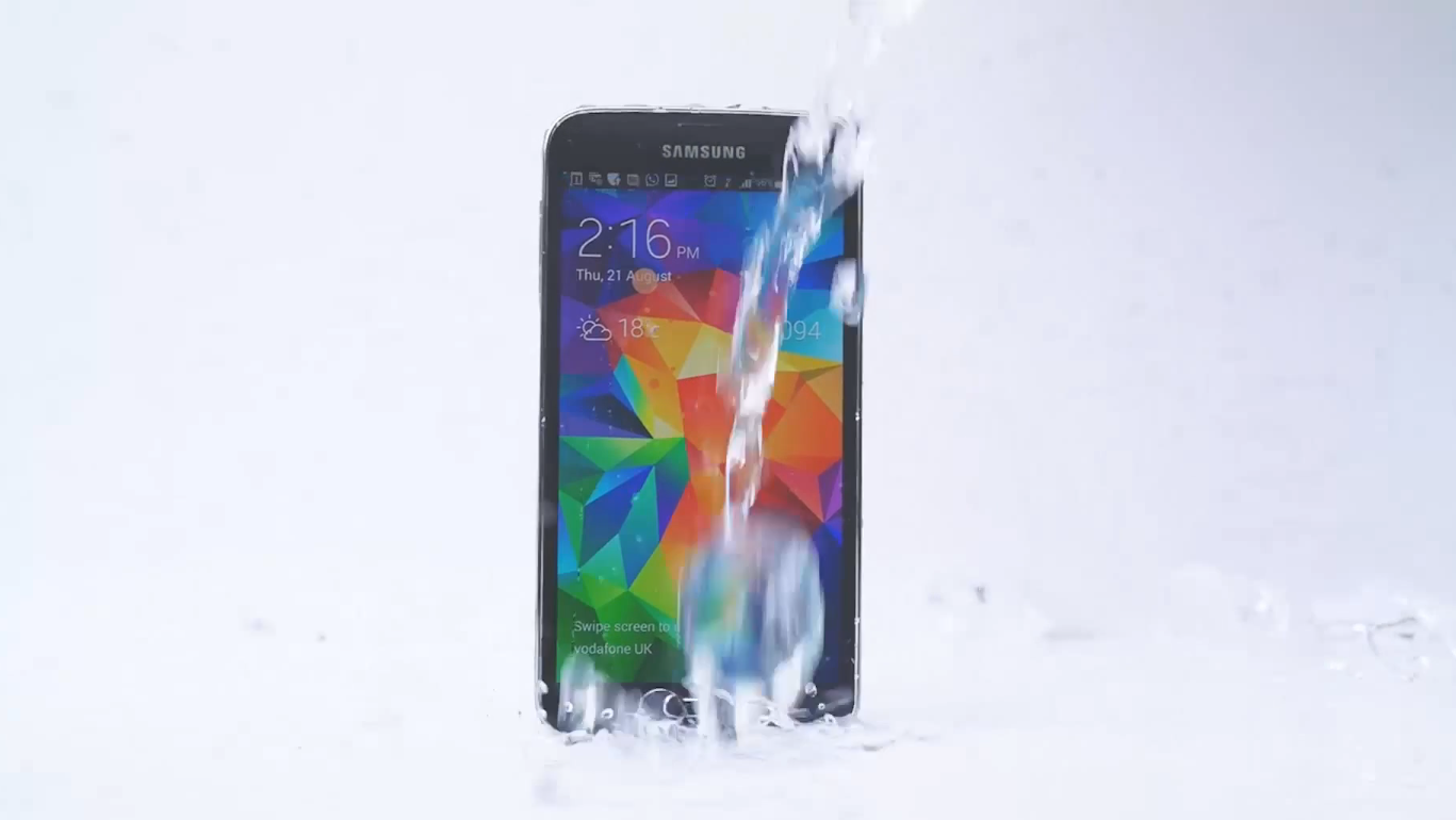 Samsung Galaxy S5 Takes the Ice Bucket: Challenges iPhone 5S, HTC One and Lumia 930