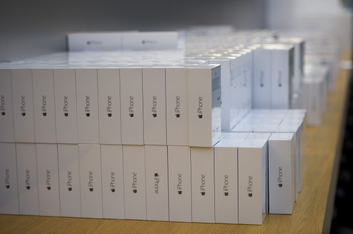 Apple's New Big-Screen iPhones Draw Long Lines As Sales Start