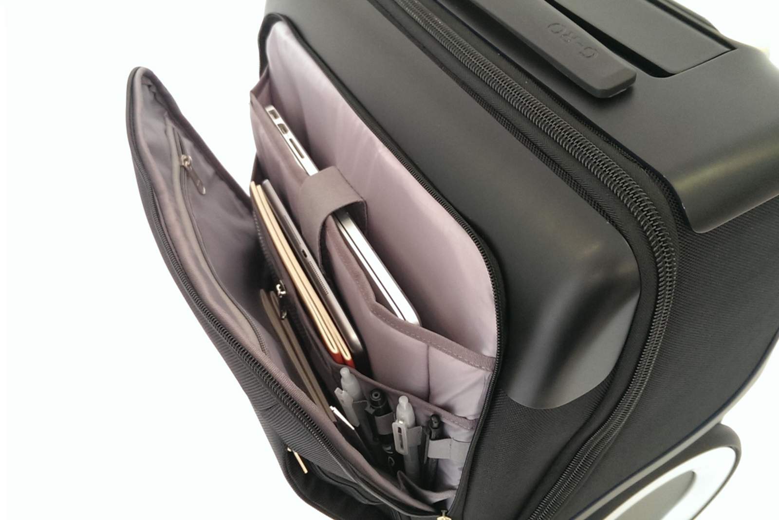 G-RO – The First Suitcase To Come With a 23,000 mAh Battery Source