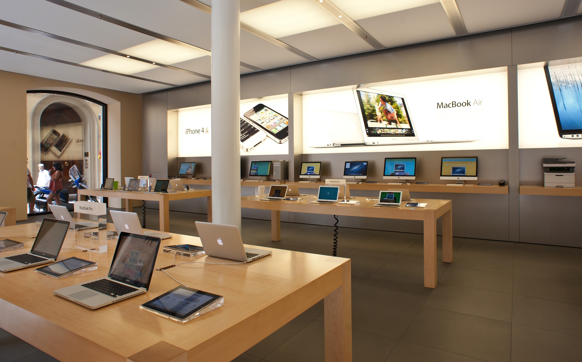 Apple iCloud And Retail Store Services Suffer Major Outage