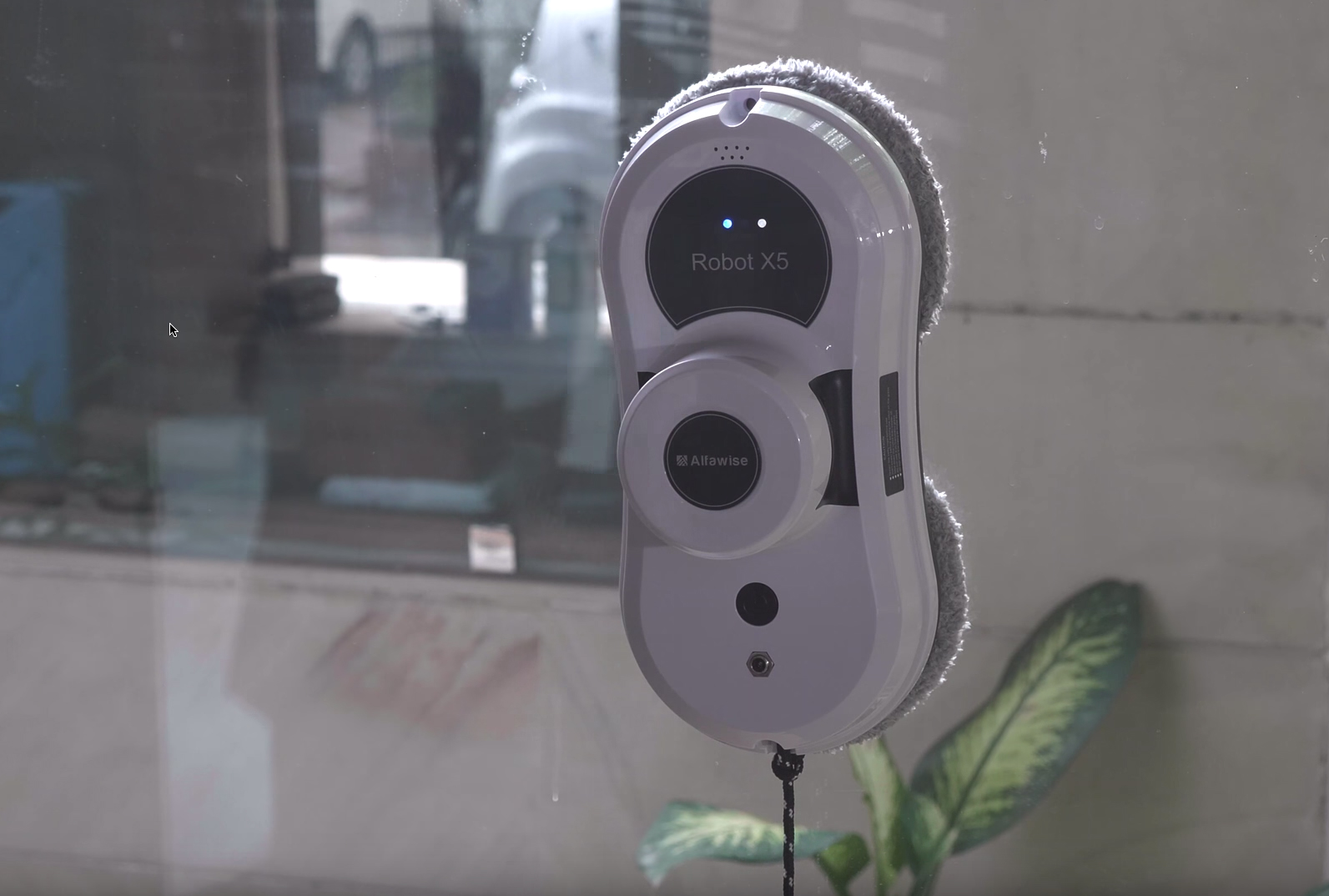 Awesome Tech: The Robotic Glass Cleaner!
