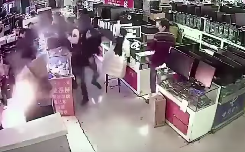 This Video Shows That Humans Still Don’t Understand How Smartphone Batteries Work!